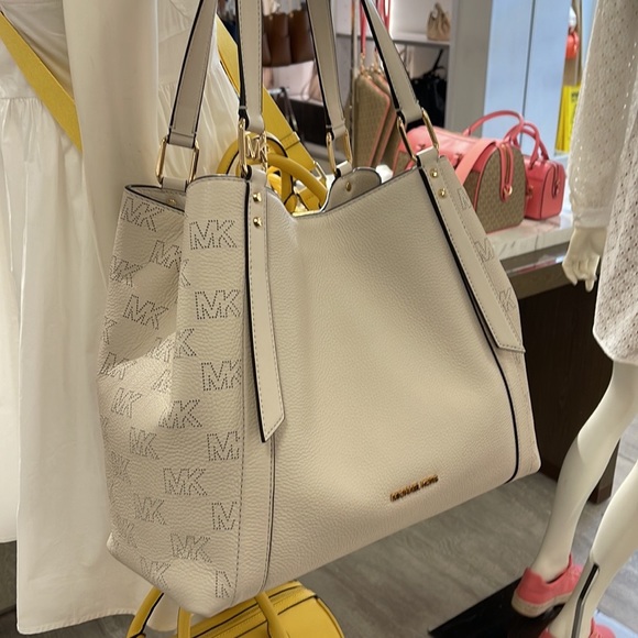 MICHAEL KORS ARLO LARGE GRAB BAG SHOULDER TOTE MK LEATHER GOLD~2 BAGS IN 1
NWT - Picture 5 of 16